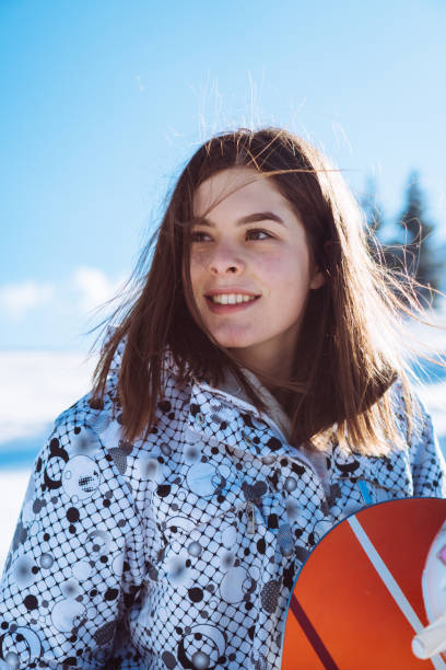 snowboarder meisje op wintervakantie - posing with ski stockfoto's en -beelden