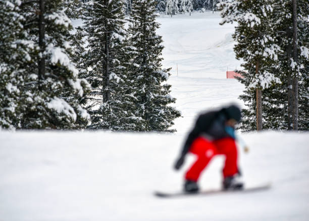 snowboarder aus dem fokus auf skipiste - alpen unscharf winter stock-fotos und bilder
