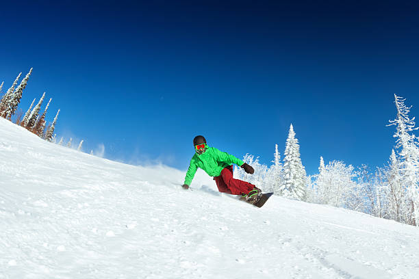 snowboarder rides on slope snowboarding - kemerovo imagens e fotografias de stock