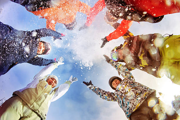 snowboarders throw snow on blue sky backdrop - kemerovo imagens e fotografias de stock