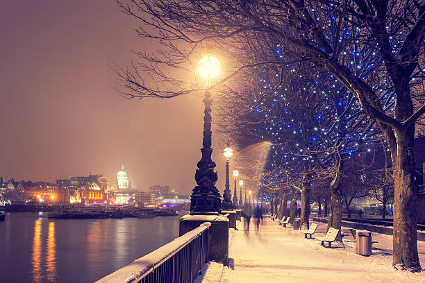 snowy christmas in london - south bank london stockfoto's en -beelden