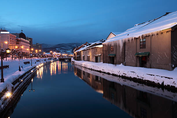 snowy evening view along the canal in otaru, hokkaido, japan - hokkaido stockfoto's en -beelden