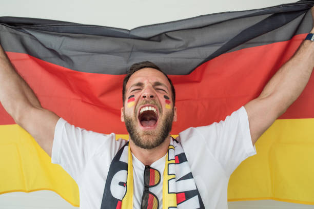 足球球迷歡呼為國家隊在比賽 - germanfootball 個照片及圖片檔