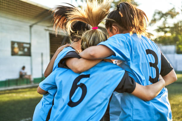 fotbollsflickor krypa efter vinnande match - teen girls team sport bildbanksfoton och bilder