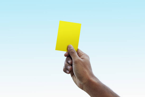 de scheidsrechter die van het voetbal gele kaart geeft - gele kaart stockfoto's en -beelden