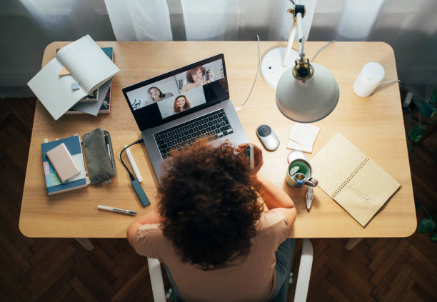 sociale distantiëring en self care: happy woman teleconferencing vanuit huis - working from home stockfoto's en -beelden
