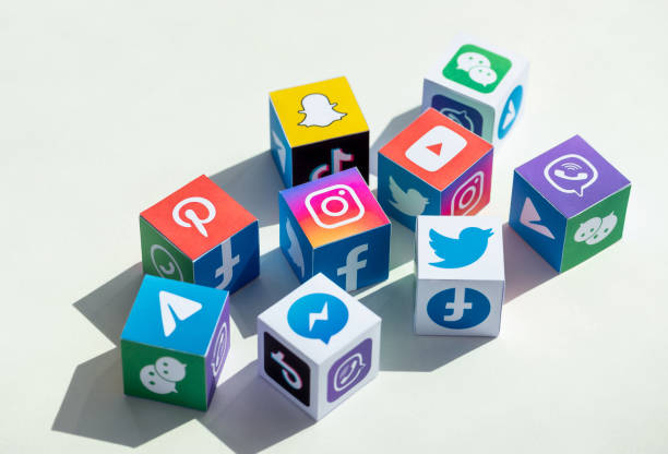 キューブに印刷されたソーシャル メディア アプリのロゴタイプ - sns ストックフォトと画像