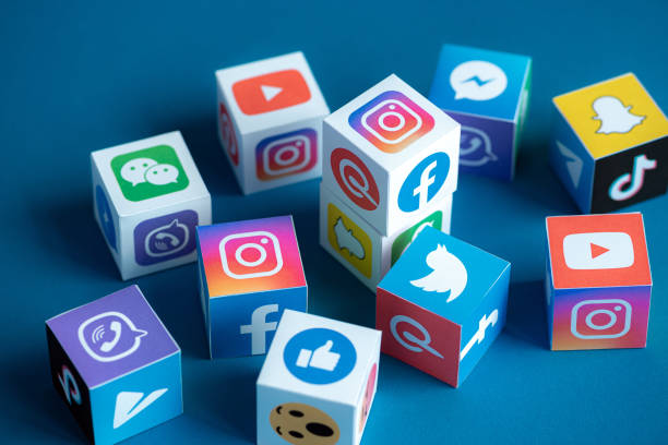 logotipos de aplicaciones de redes sociales impresos en cubos - facebook fotografías e imágenes de stock