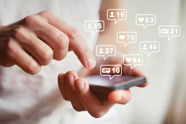 social media of netwerk op smartphone mobiele, opmerkingen, likes en nieuwe volgelingen - influencer stockfoto's en -beelden
