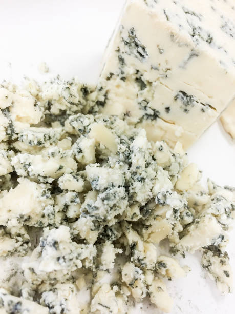 suaves trozos de queso azul con fondo blanco - crumble fotografías e imágenes de stock