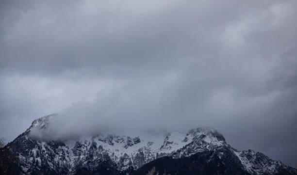 soft focus launische alpberge im dezember winterzeit mit kleinen schneedecke natur hintergrund landschaftlich betrachten landschaftsfotografie - alpen unscharf winter stock-fotos und bilder