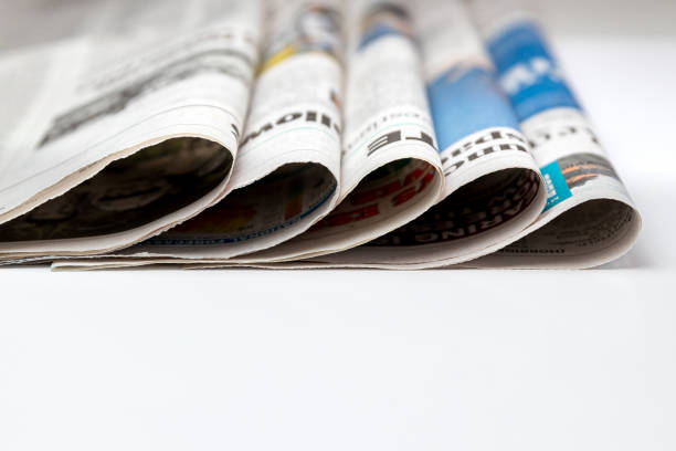신문의 부드러운 초점은 접혀 더미에 쌓여. 인쇄 매체, 뉴스 및 출판 산업의 개념 - newspaper 뉴스 사진 이미지