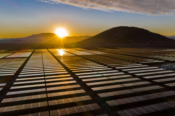 solar energy, a clean technology to reduce co2 emissions and the best place for solar energy is the atacama desert at north chile. silicon cells poly modules located in hundred of rows in the desert - energias renováveis imagens e fotografias de stock