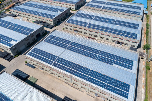 zonne-energie op daken - zonnepanelen warehouse stockfoto's en -beelden