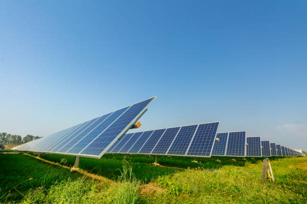 solpanel, alternativ el källa, begreppet hållbara resurser, och detta är ett nytt system som kan generera elektricitet mer än originalet, detta är sol spårnings system - solar energy bildbanksfoton och bilder