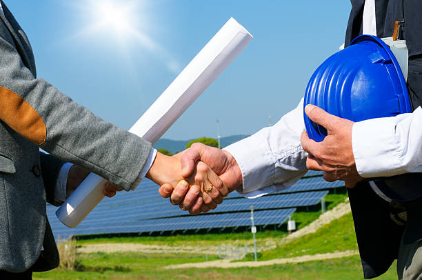 solar panel handshaking - voordelen van de pv stockfoto's en -beelden