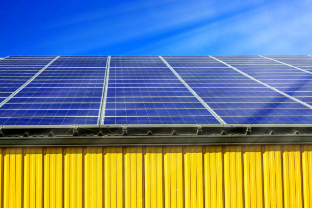 solar panel on a roof of commercial warehouse - zonnepanelen warehouse stockfoto's en -beelden