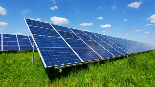 solar panel on blue sky background - central solar imagens e fotografias de stock
