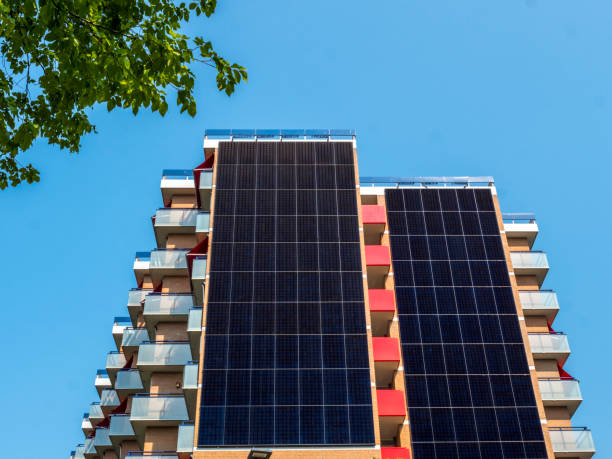 panneaux solaires montés sur un bâtiment résidentiel. - transition énergétique photos et images de collection