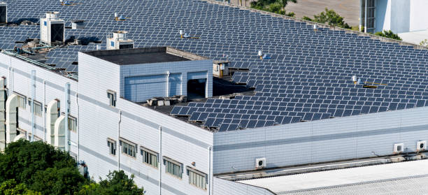 zonnepanelen op het dak van het gebouw - zonnepanelen warehouse stockfoto's en -beelden
