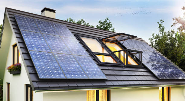 現代家の屋根の上のソーラーパネル - ソーラーパネル ストックフォトと画像