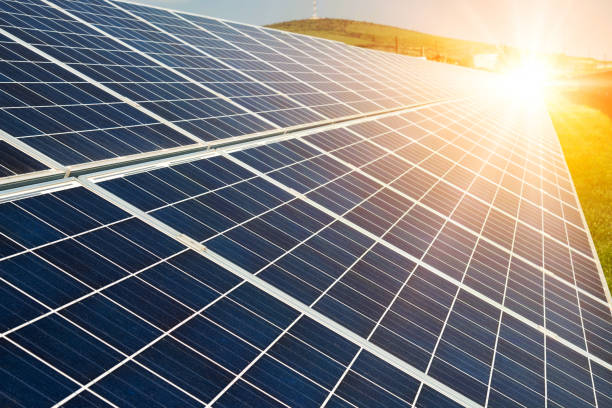 paneles solares, fotovoltaica - fuente de electricidad alternativa - panel solar fotografías e imágenes de stock