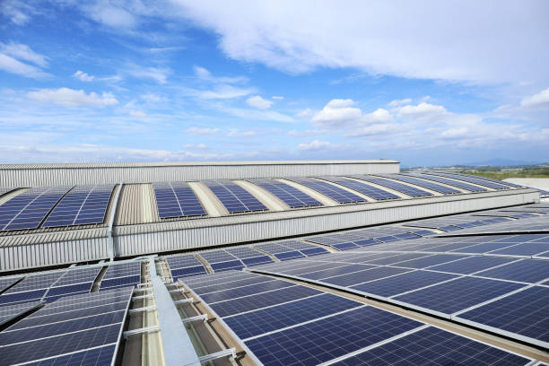 solar pv dak op curve roof onder beautiful sky - zonnepanelen warehouse stockfoto's en -beelden