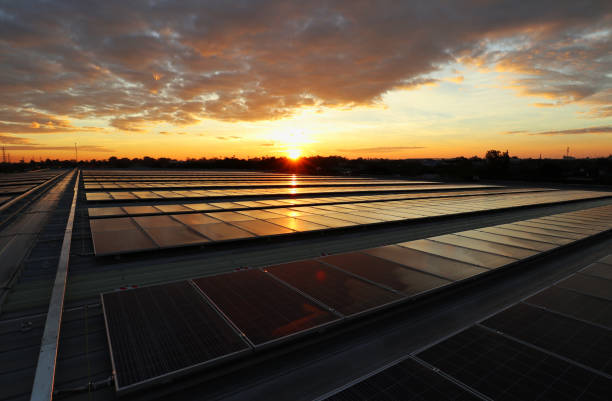 zonne-pv-dak sunrise mooie hemel - zonnepanelen warehouse stockfoto's en -beelden