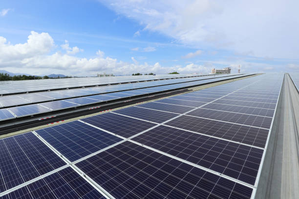 solar pv rooftop systeem bewolkte hemel achtergrond - zonnepanelen warehouse stockfoto's en -beelden