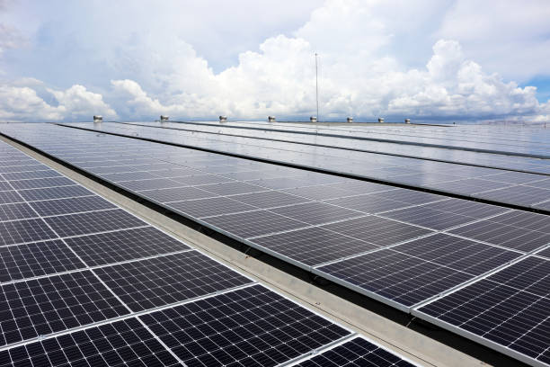 solar pv rooftop system op industriedak met bewolkte hemel - zonnepanelen warehouse stockfoto's en -beelden