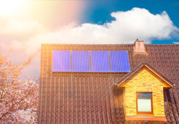 solaranlage auf einem einfamilienhaus solarthermie - tim siegert stock-fotos und bilder