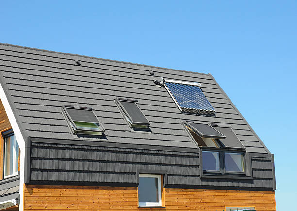 solar-wasser-heizung mit oberlichter. modernes hausdach. - dachfenster stock-fotos und bilder