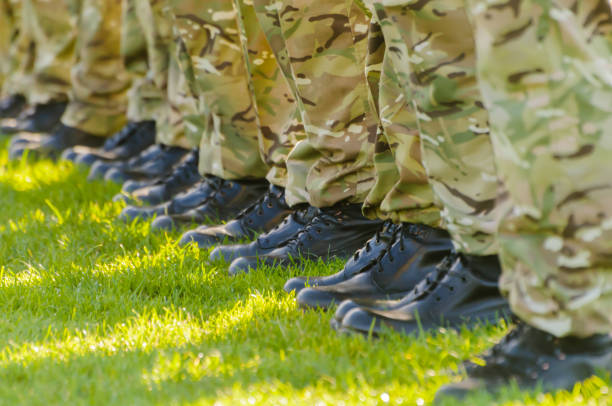 soldaten op parade - army stockfoto's en -beelden