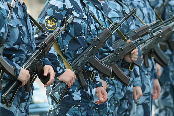 солдат на параде оружия в стиле милитари с камуфляжным принтом - russian army стоковые фото и изображения