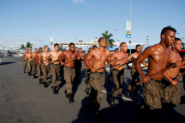 soldater utövar fysisk aktivitet - walk and talk bildbanksfoton och bilder