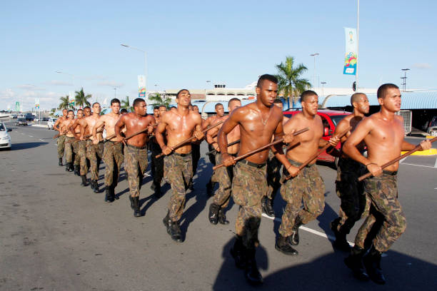 soldater utövar fysisk aktivitet - walk and talk bildbanksfoton och bilder