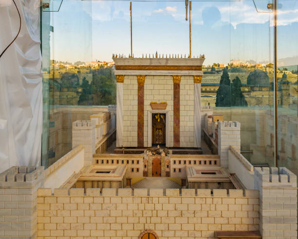 модель храма соломона, иерусалим - synagogue стоковые фото и изображения