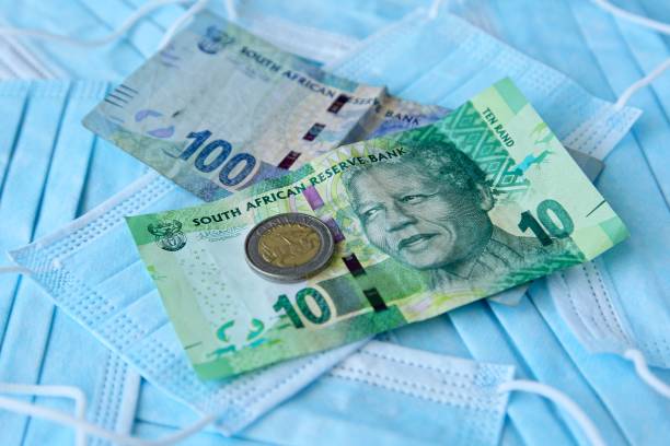 dinero sudafricano encima de máscaras médicas. - south africa covid fotografías e imágenes de stock