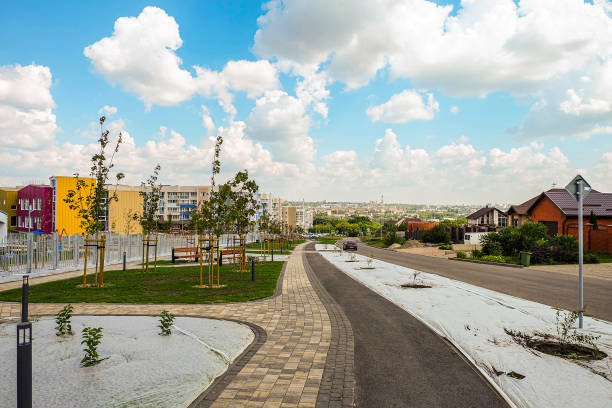 belgorod güneybatı yerleşim alanı, rusya. novaya zhizn (yeni yaşam) şehir bölgesinde kashtanovaya caddesi. - belgorod stok fotoğraflar ve resimler