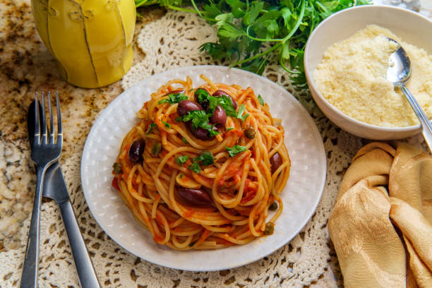 spaghetti alla puttanesca - spezia napoli foto e immagini stock