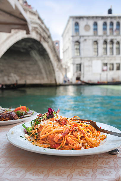 spaghetti al ponte di rialto, venezia. - italy foto e immagini stock