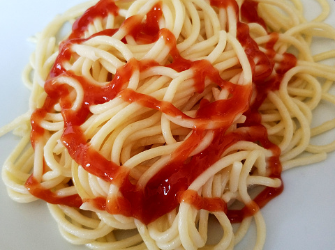 spaghetti-with-ketchup-picture-id1001398276
