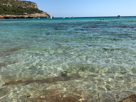 Espagne - Minorque - plage de Son Bou. Son Bou est une petite station balnéaire située sur la côte sud de Minorque, l'une des îles espagnoles de l'archipel des Baléares. Elle comprend une longue plage aux eaux peu profondes