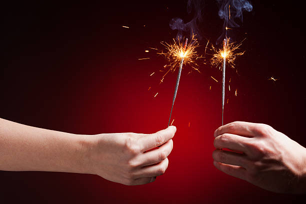 sparklers w ręce - happy new year zdjęcia i obrazy z banku zdjęć