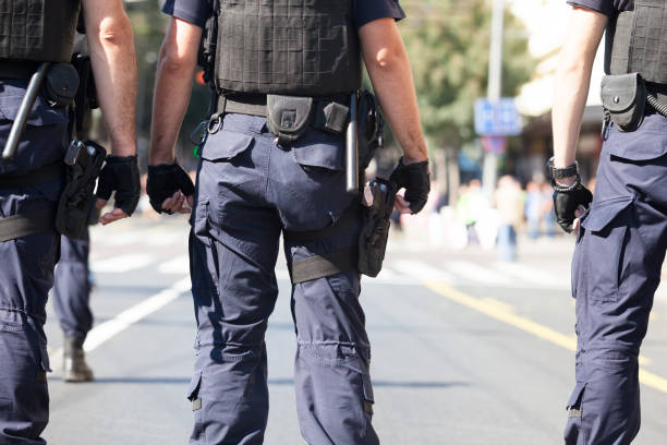 speciale politiekorpsen op plicht tijdens straatprotest - wapen apparatuur stockfoto's en -beelden