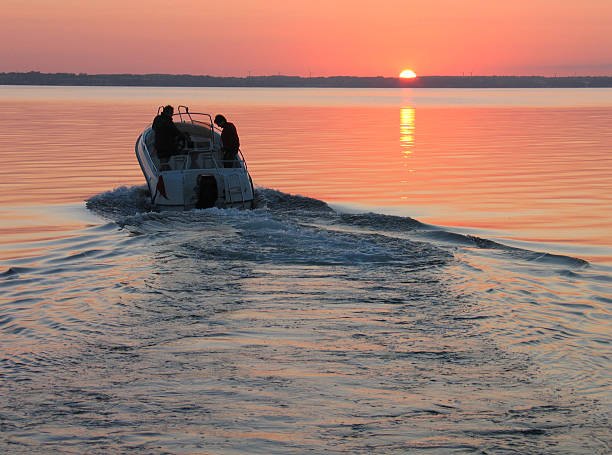 motoscafo al tramonto - lago foto e immagini stock