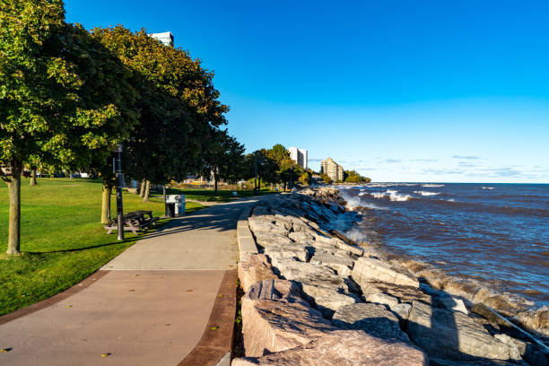 Spencer Smith Park and Brant Street Pier at the lakeside of Lake Ontario, Burlington, Ontario, Canada Burlington, Canada. lakeshore stock pictures, royalty-free photos & images