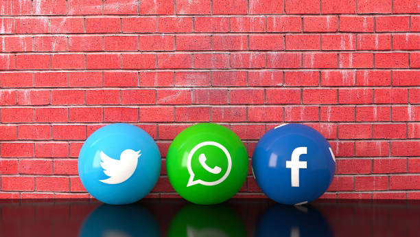 forma de esfera de mármore mídia social serviços de ícones, incluindo o whatsapp, twitter e facebook com parede de tijolo vermelho - whatsapp - fotografias e filmes do acervo