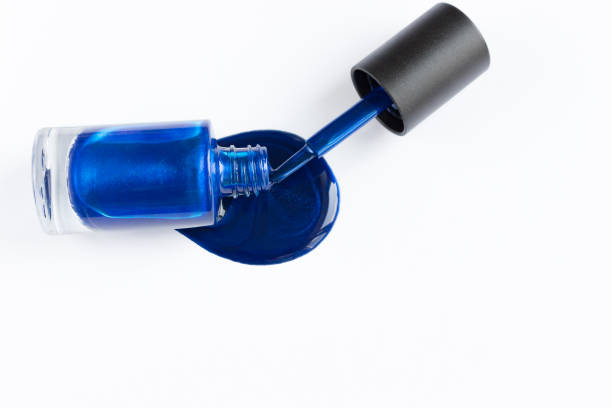 gemorste blauwe nagellak op een witte achtergrond, manicure concept. copyspace voor tekst - nail polish bottle close up stockfoto's en -beelden