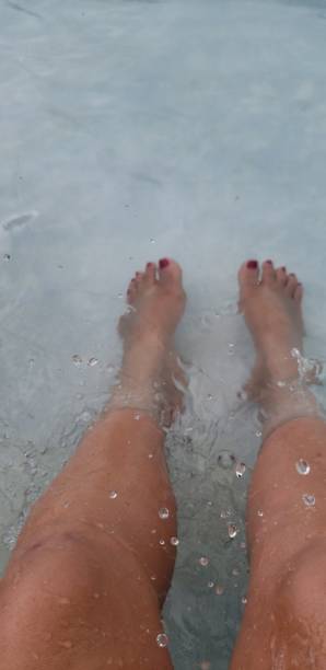 splashing with your feet in come to the pool's water splashing with your feet in come to the pool's water hot puerto rican woman stock pictures, royalty-free photos & images